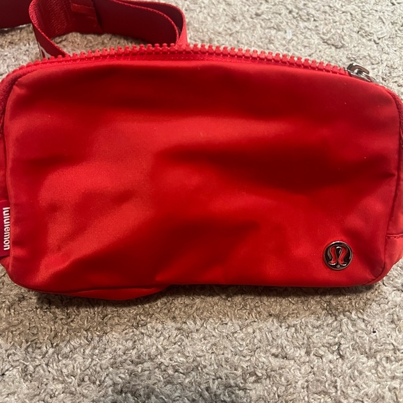 Lululemon Everywhere Belt Bag - Picture 2 of 3